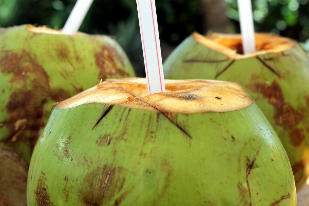 Dlaczego warto pić wodę kokosową na czczo?